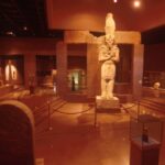 Un obelisco sospeso al Grand Egyptian Museum - Djed Medu