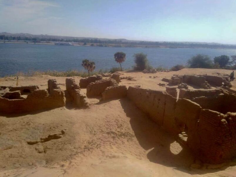 Assuan, scavata chiesa copta su forte romano su tempio tolemaico - Djed Medu
