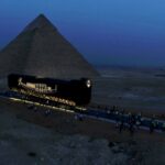 Un obelisco sospeso al Grand Egyptian Museum - Djed Medu