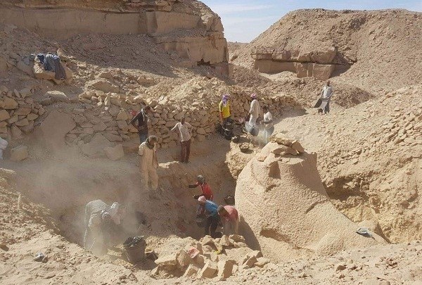 Gebel el-Silsila, scavata sfinge colossale dalla testa di ariete - Djed Medu