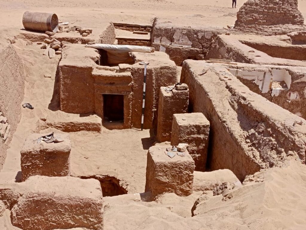 Bir el-Shagala, scoperta tomba a piramide di epoca romana - Djed Medu Cappella funeraria a Stele funeraria a Bir el-Shagala